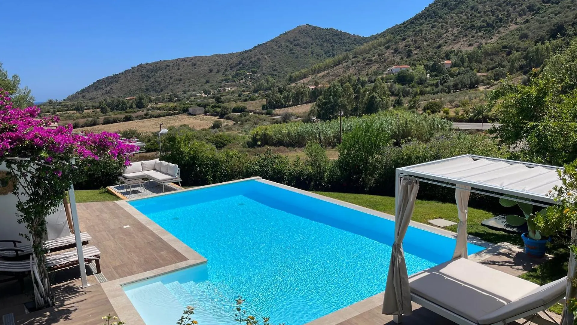 Holiday home Villa Con Piscina E Vista Mare Tanaunella Italy