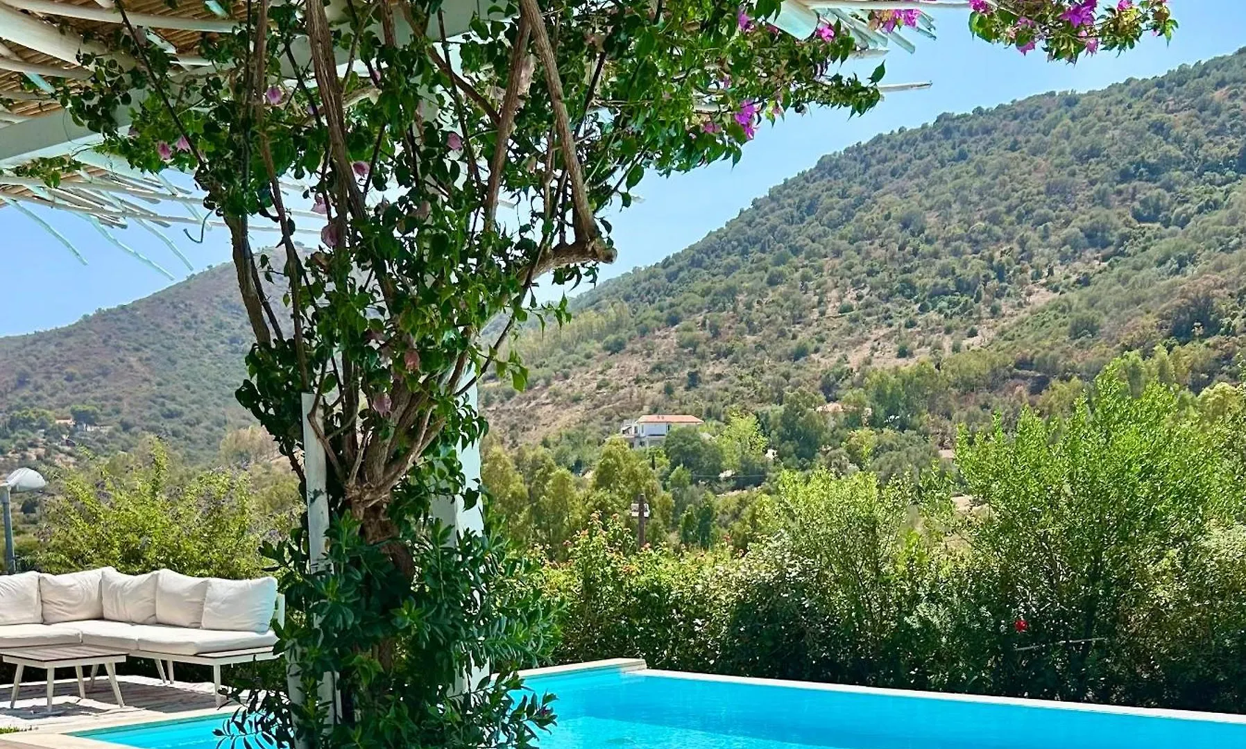 Villa Con Piscina E Vista Mare Tanaunella Italy